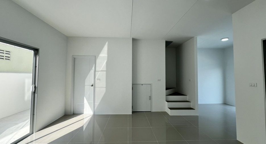 For sale 3 bedrooms townhouse in Mueang Samut Prakan, Samut Prakan