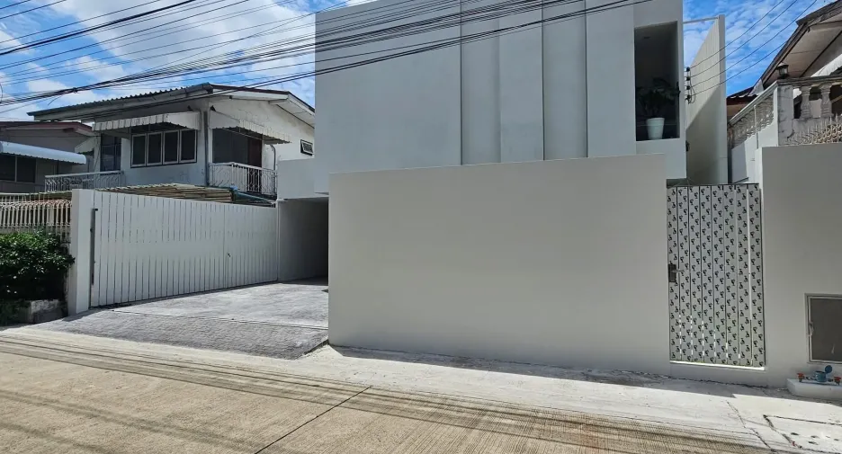 For sale 3 bedrooms house in Lat Phrao, Bangkok