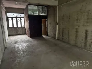 For rent retail Space in Khlong Toei, Bangkok