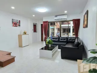 出租 4 卧室 联排别墅 在 Bang Lamung, Chon Buri