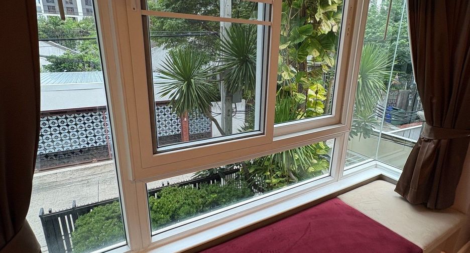 For rent 2 bedrooms apartment in Watthana, Bangkok
