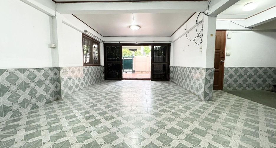 出租 4 卧室 独立屋 在 Lat Phrao, 曼谷