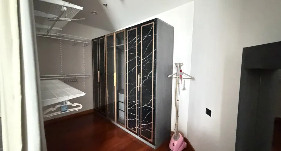 À louer et à vendre 5 chambres condo à Huai Khwang, Bangkok