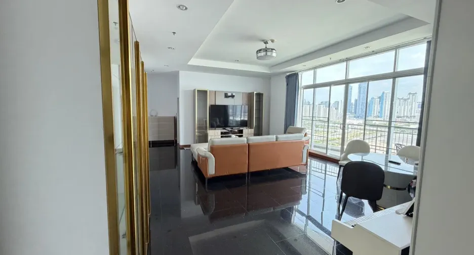 À louer et à vendre 5 chambres condo à Huai Khwang, Bangkok
