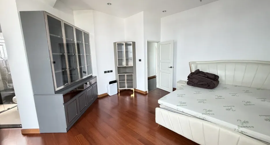 À louer et à vendre 5 chambres condo à Huai Khwang, Bangkok