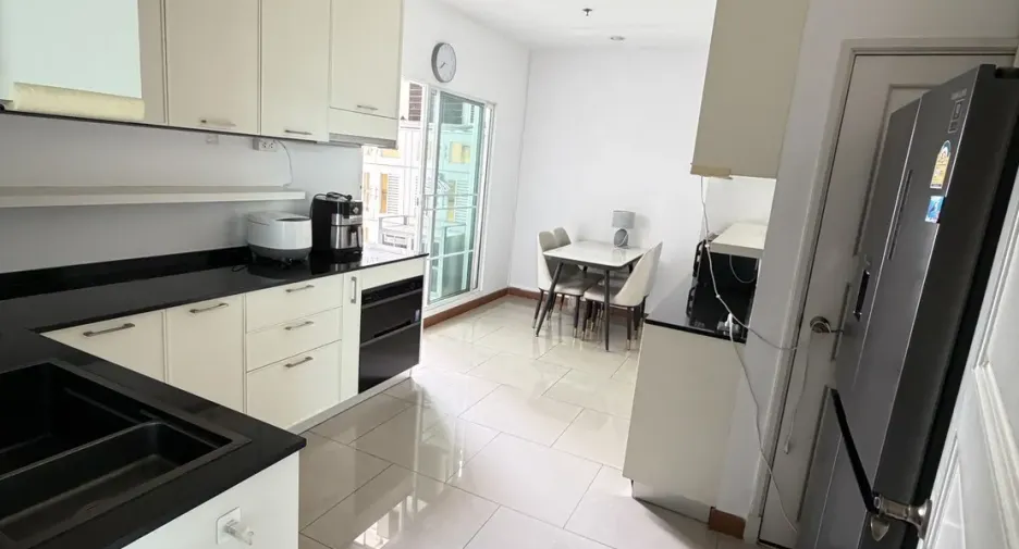 À louer et à vendre 5 chambres condo à Huai Khwang, Bangkok