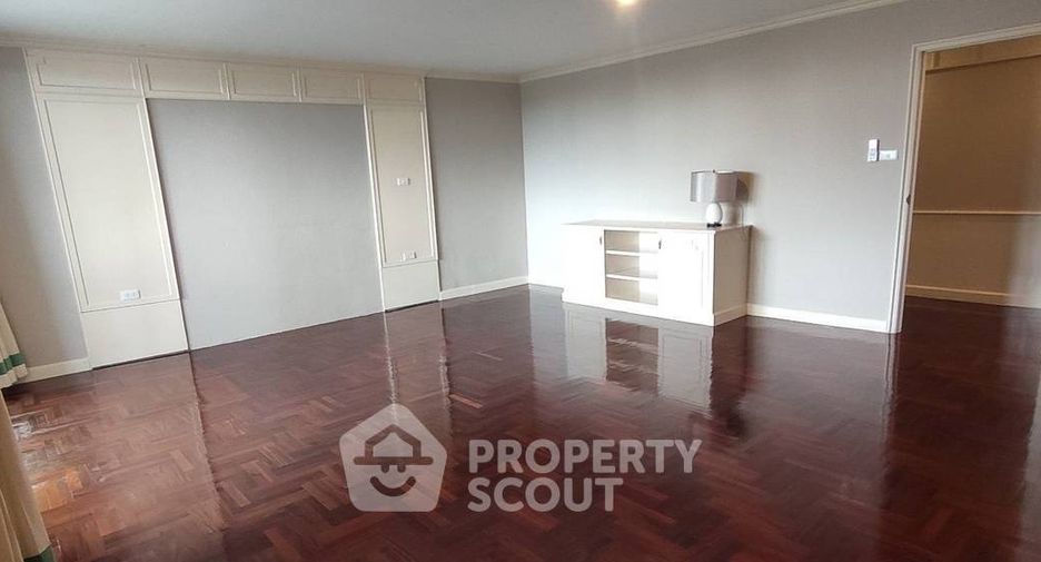 For rent 3 bedrooms apartment in Watthana, Bangkok