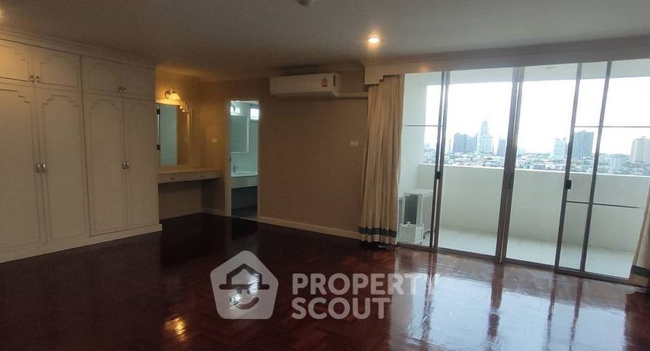 For rent 3 bedrooms apartment in Watthana, Bangkok