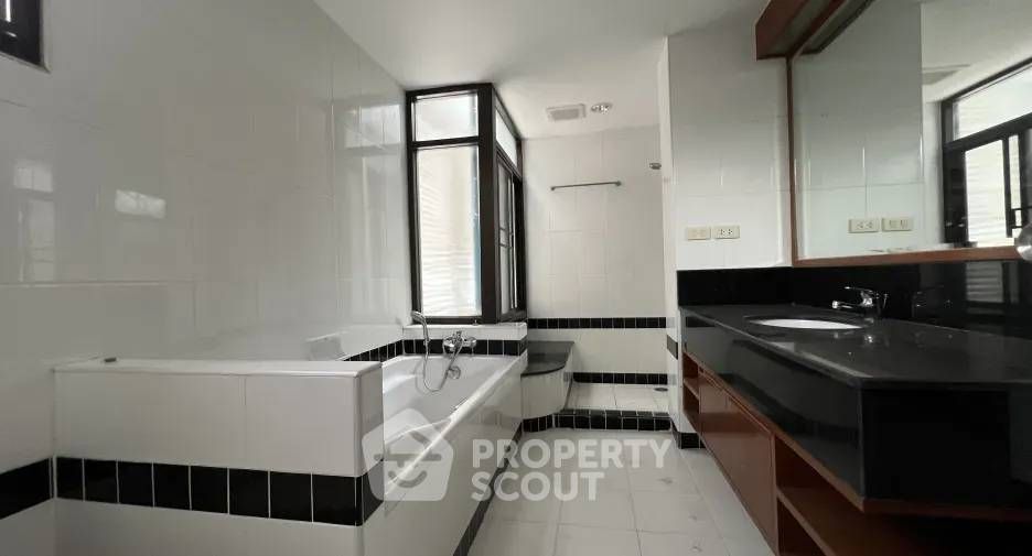 For rent 3 bedrooms apartment in Watthana, Bangkok