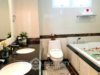 For rent 4 bedrooms apartment in Watthana, Bangkok