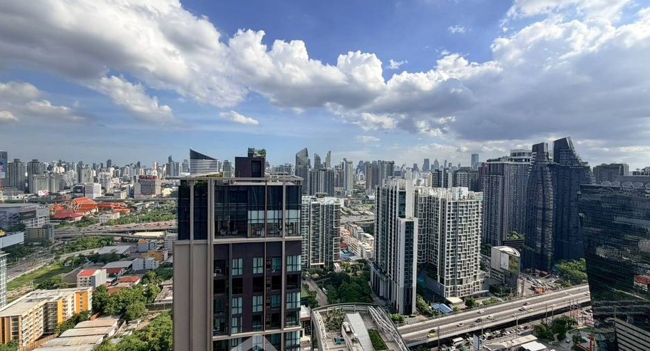 For rent 2 bedrooms condo in Huai Khwang, Bangkok