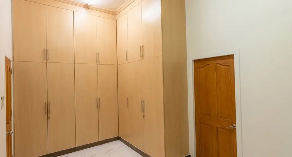 Casa en alquiler y en venta de 4 habitaciones en Pratumnak, Pattaya