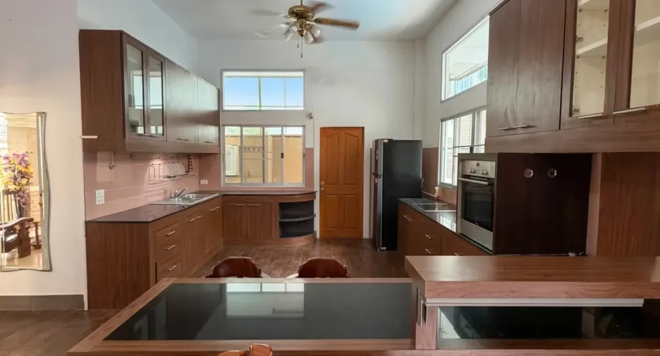 Casa en alquiler y en venta de 4 habitaciones en Pratumnak, Pattaya