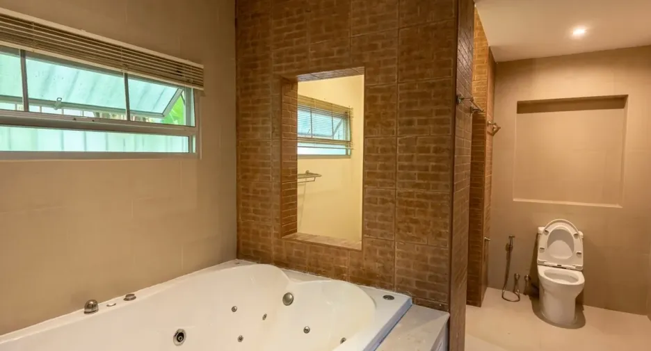 Casa en alquiler y en venta de 4 habitaciones en Pratumnak, Pattaya