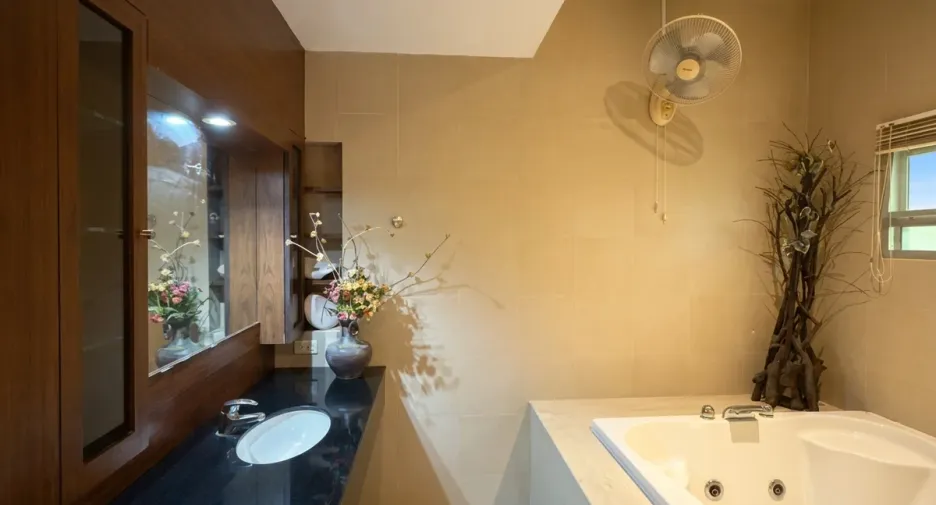 Casa en alquiler y en venta de 4 habitaciones en Pratumnak, Pattaya