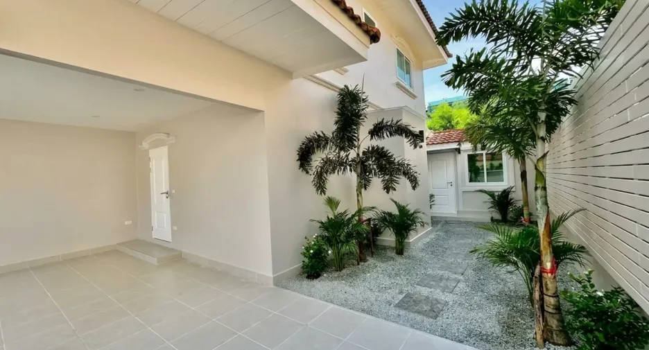 For sale 4 bedrooms house in North Pattaya, Pattaya