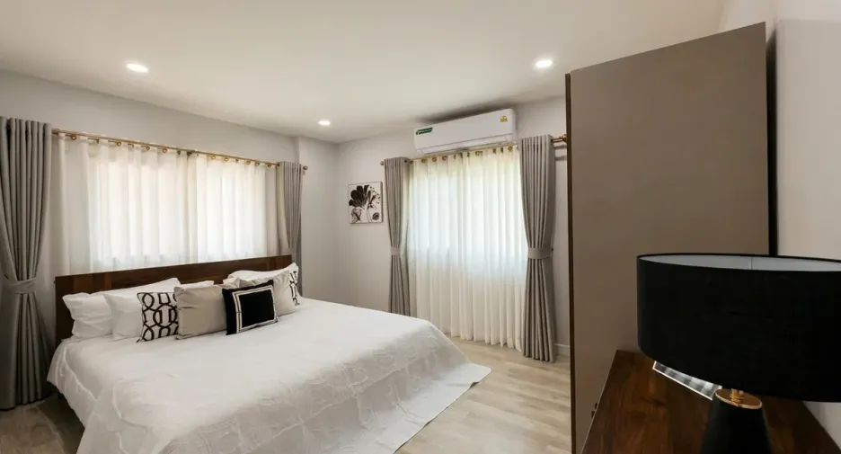 For sale 4 bedrooms house in North Pattaya, Pattaya
