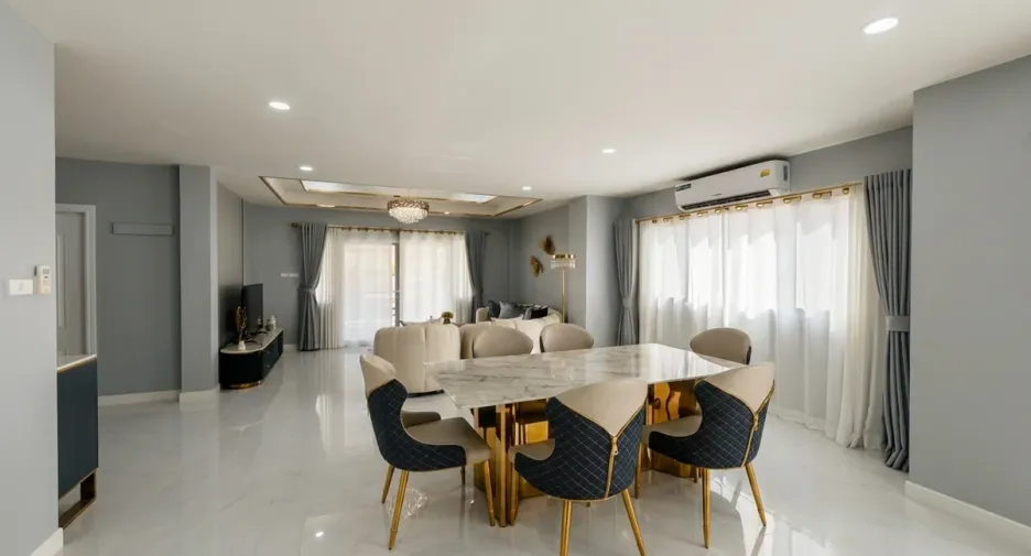 For sale 4 bedrooms house in North Pattaya, Pattaya