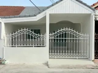 Casa adosada en venta de 2 habitaciones en Bang Lamung, Chonburi