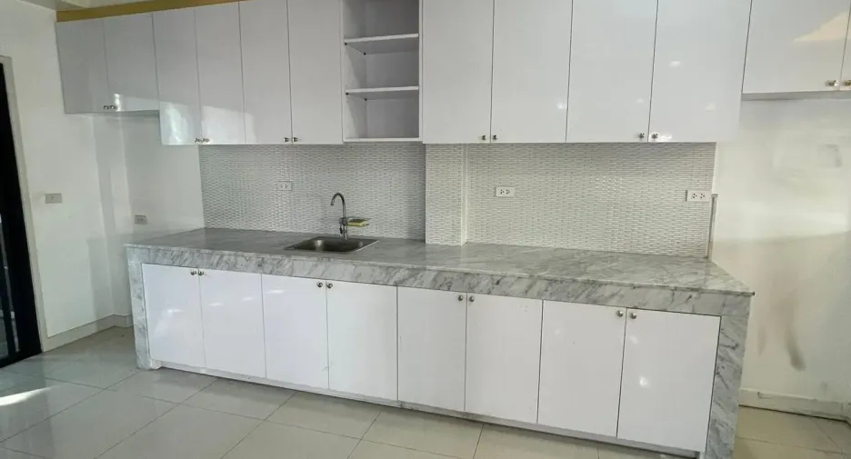 Haus zur Miete und zum Kauf mit 7 Zimmer in Lam Luk Ka, Pathum Thani