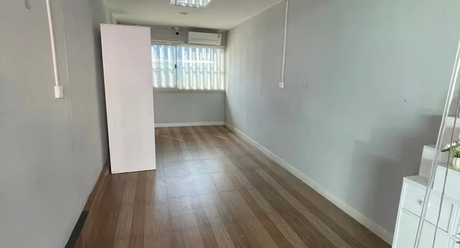 Haus zur Miete und zum Kauf mit 7 Zimmer in Lam Luk Ka, Pathum Thani