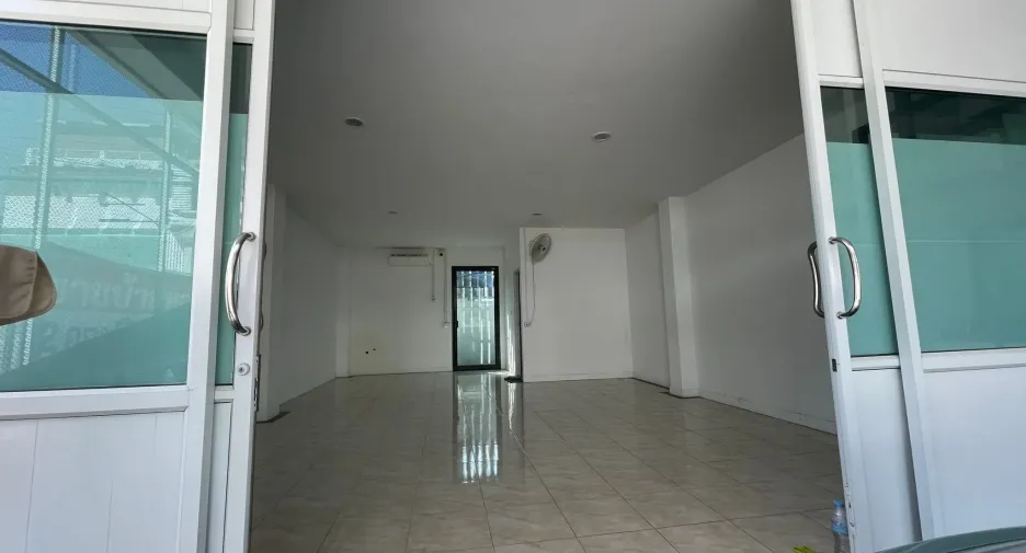 Haus zur Miete und zum Kauf mit 7 Zimmer in Lam Luk Ka, Pathum Thani