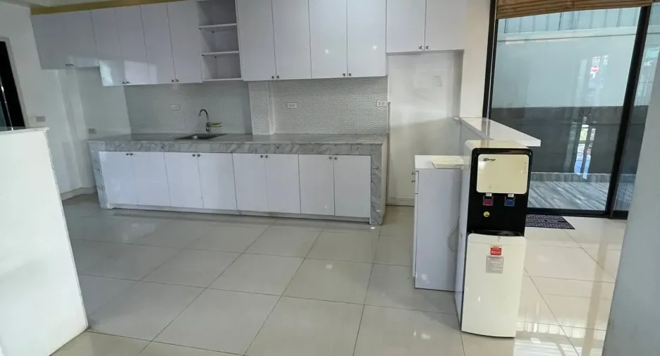 Haus zur Miete und zum Kauf mit 7 Zimmer in Lam Luk Ka, Pathum Thani