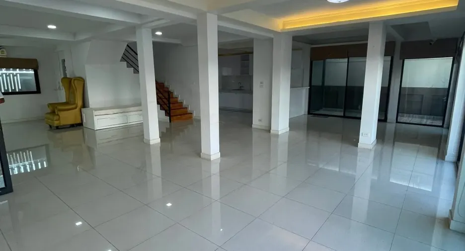 Haus zur Miete und zum Kauf mit 7 Zimmer in Lam Luk Ka, Pathum Thani