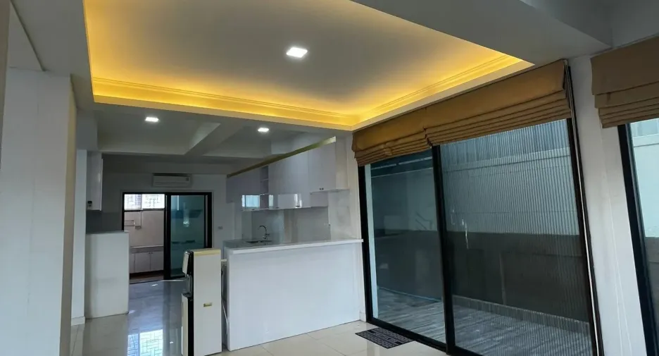 Haus zur Miete und zum Kauf mit 7 Zimmer in Lam Luk Ka, Pathum Thani