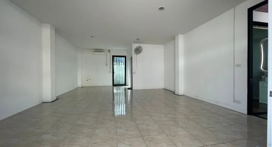Haus zur Miete und zum Kauf mit 7 Zimmer in Lam Luk Ka, Pathum Thani