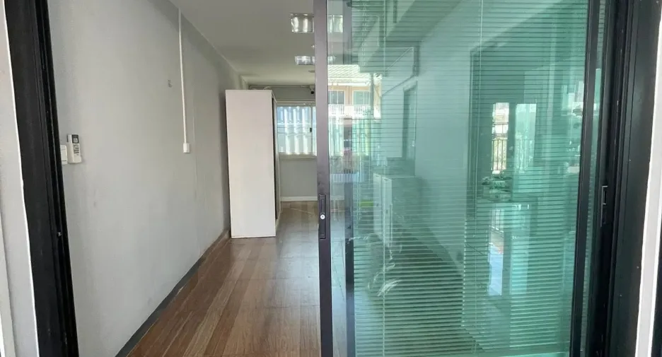 Haus zur Miete und zum Kauf mit 7 Zimmer in Lam Luk Ka, Pathum Thani