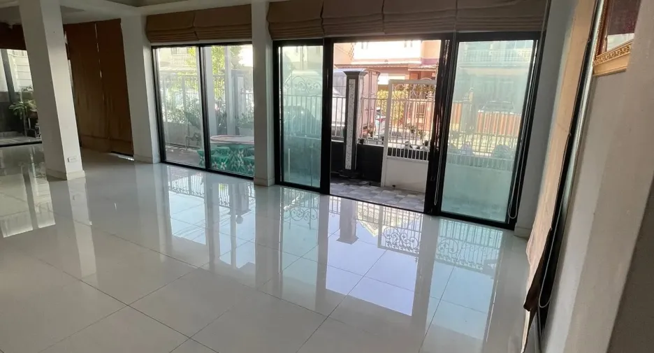 Haus zur Miete und zum Kauf mit 7 Zimmer in Lam Luk Ka, Pathum Thani