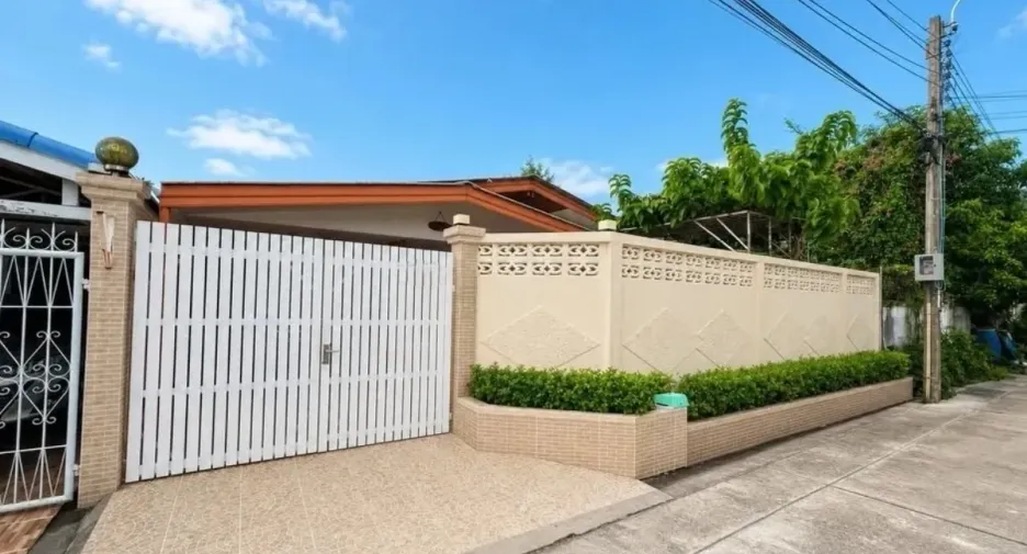 Haus zur Miete mit 5 Zimmer in Prawet, Bangkok