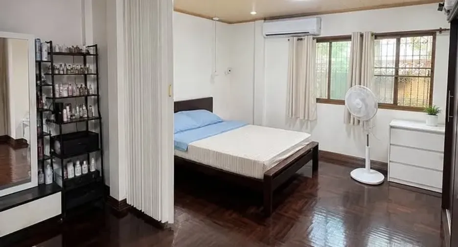 À louer 5 chambres maison à Prawet, Bangkok