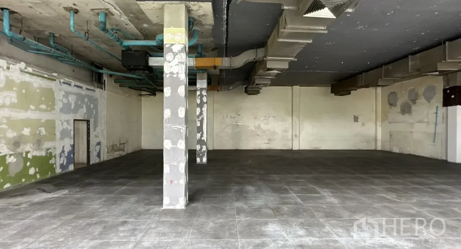 For rent retail Space in Watthana, Bangkok