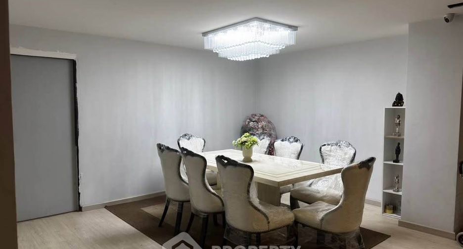 For sale 3 bedrooms condo in Watthana, Bangkok