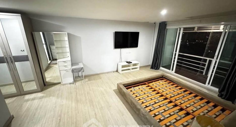 For sale 3 bedrooms condo in Watthana, Bangkok