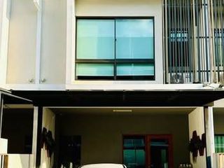 À vendre 3 chambres maison de ville à Lat Phrao, Bangkok