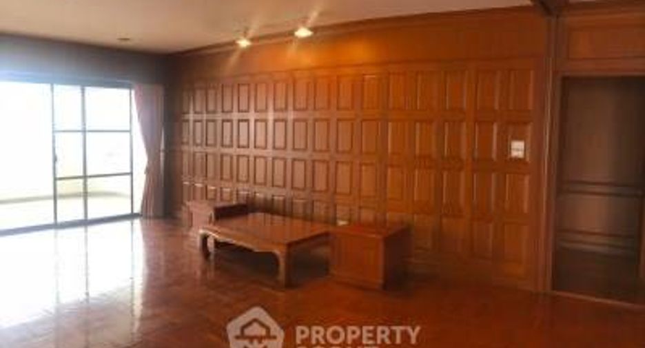 For sale 3 bedrooms condo in Watthana, Bangkok