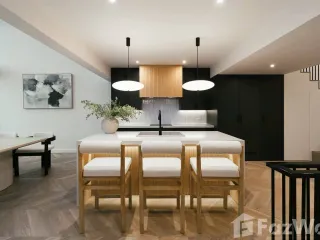 For rent 5 bedrooms townhouse in Watthana, Bangkok