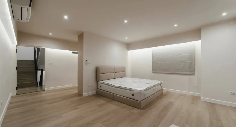 For rent 5 bedrooms townhouse in Watthana, Bangkok