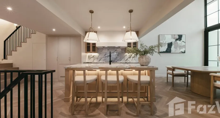 For rent 5 bedrooms townhouse in Watthana, Bangkok