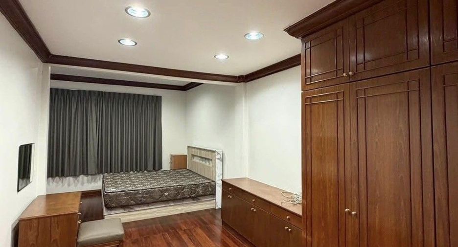 À louer 4 chambres maison de ville à Bang Phlat, Bangkok