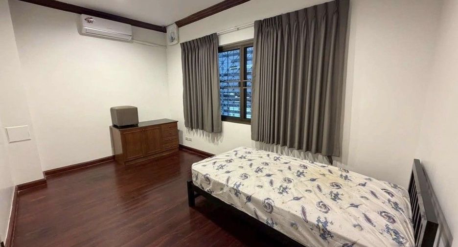 À louer 4 chambres maison de ville à Bang Phlat, Bangkok