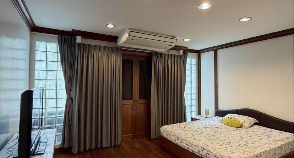 À louer 4 chambres maison de ville à Bang Phlat, Bangkok