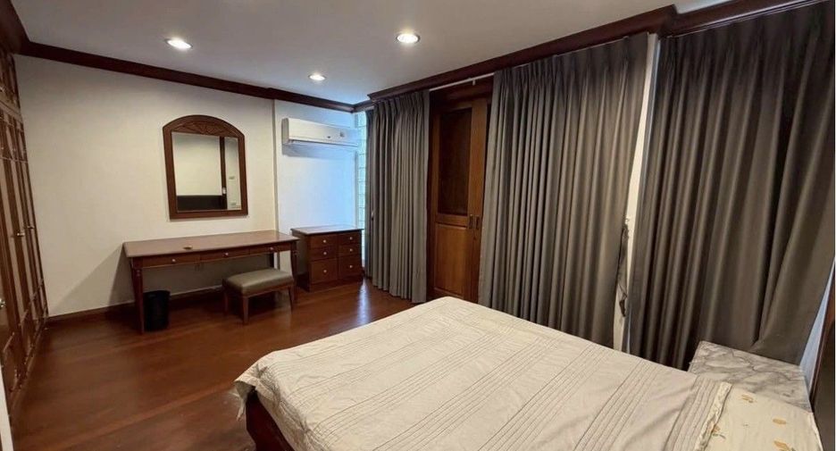 À louer 4 chambres maison de ville à Bang Phlat, Bangkok