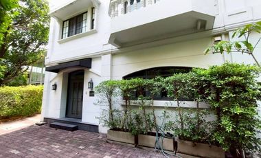 For rent 4 bedrooms townhouse in Watthana, Bangkok