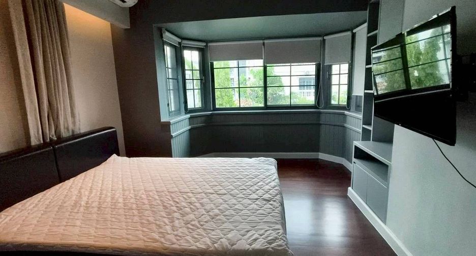 For rent 4 bedrooms townhouse in Watthana, Bangkok