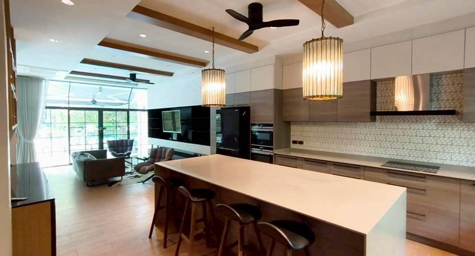 For rent 4 bedrooms townhouse in Watthana, Bangkok