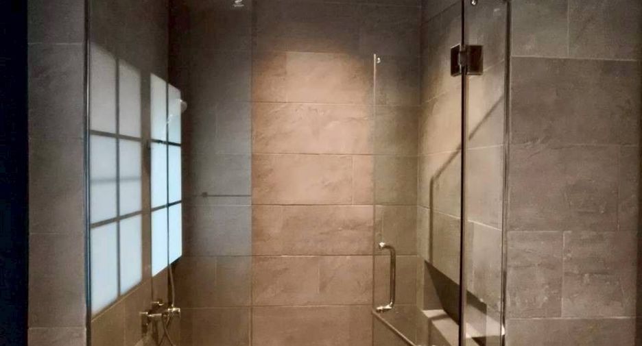 For rent 4 bedrooms townhouse in Watthana, Bangkok